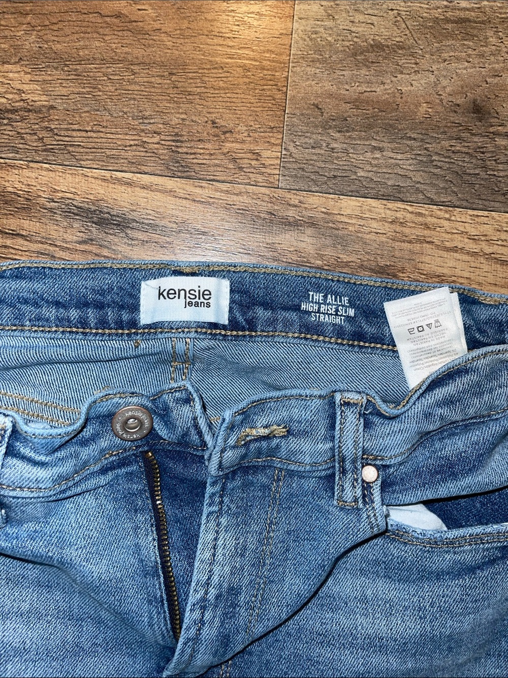 Kensie Jeans The Allie High Rise Slim Straight size 6/28 Light Wash - Picture 2 of 5